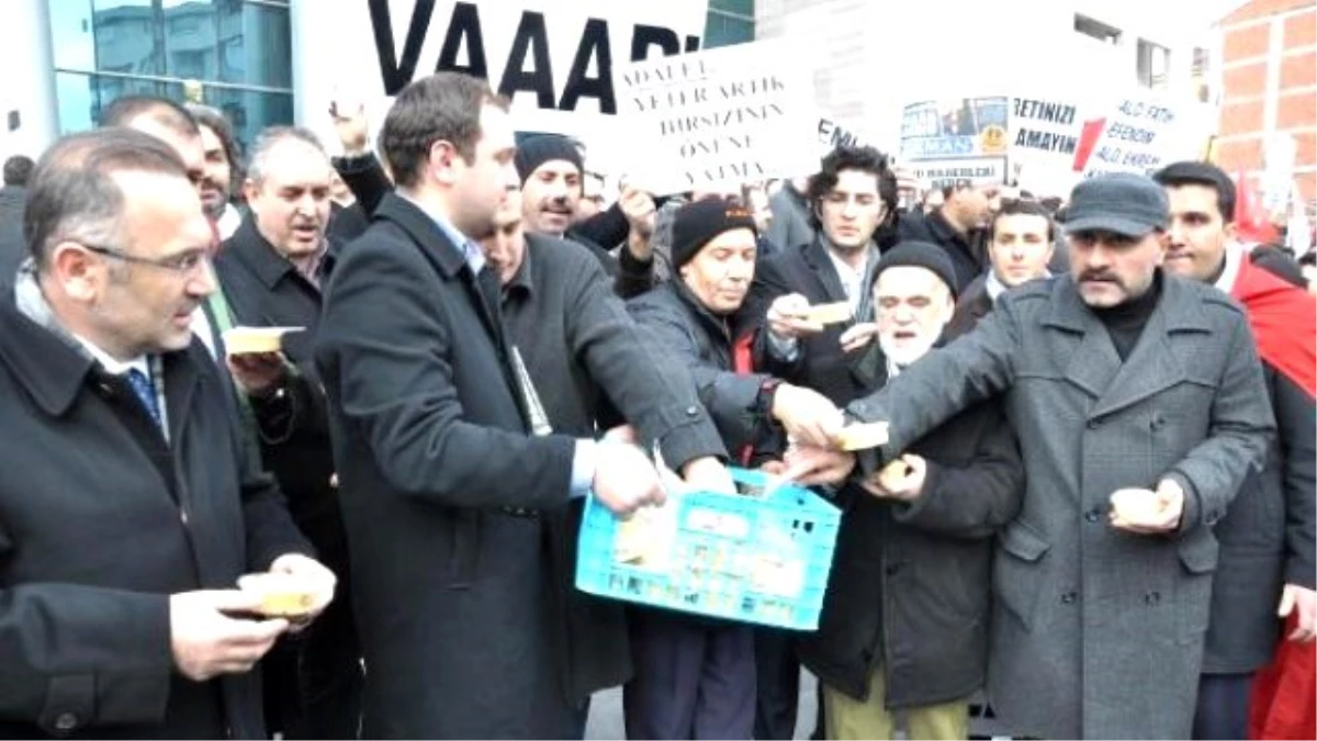 14 Aralık Protestosunda Helva Dağıtıldı