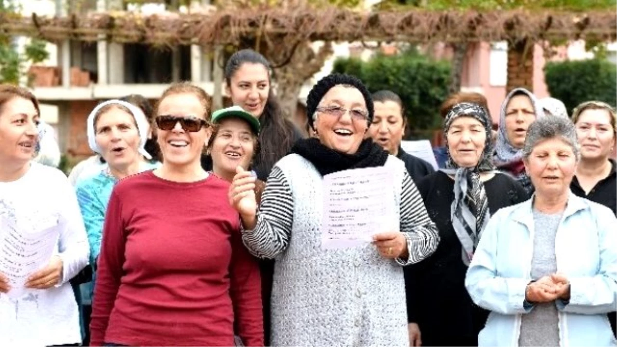 Antalya\'da 5 Bin Kadın Şiddete Gülerek Cevap Verecek