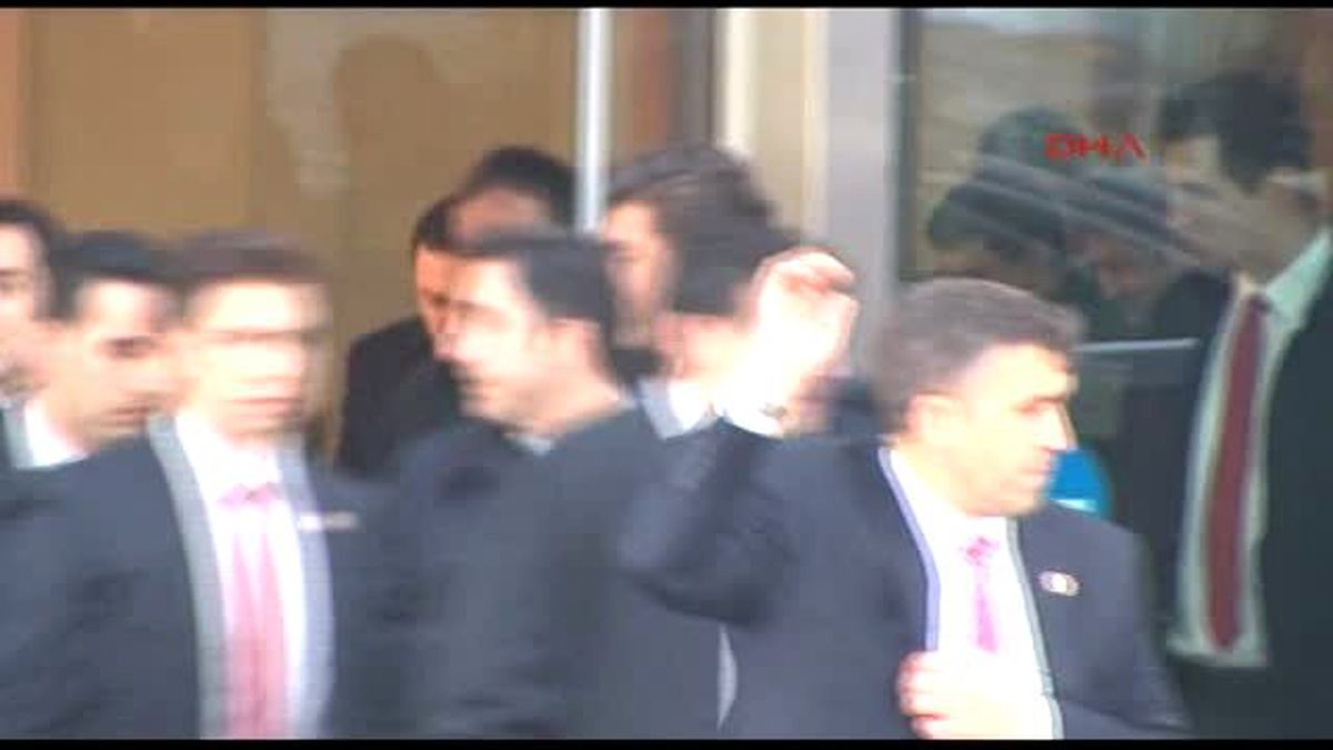Başbakan Davutoğlu\'nun Emniyet Müdürü Altınok ile Ayaküstü Konuşması