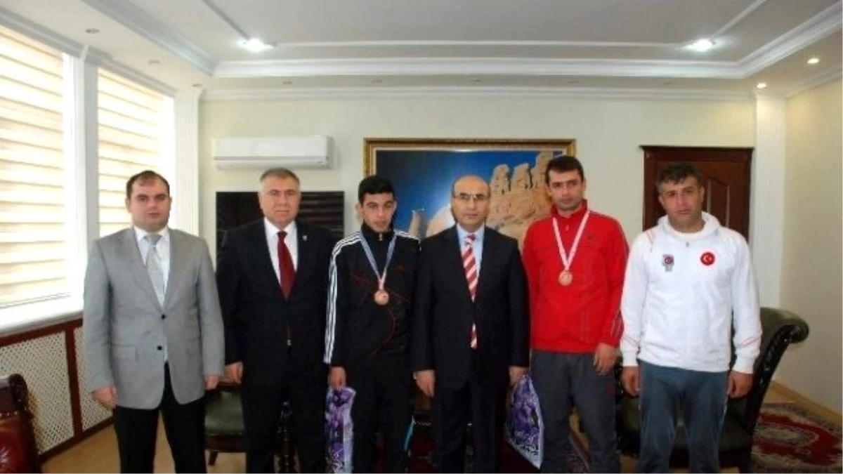 Boks Şampiyonları\'ndan Vali Mahmut Demirtaş\'a Ziyaret