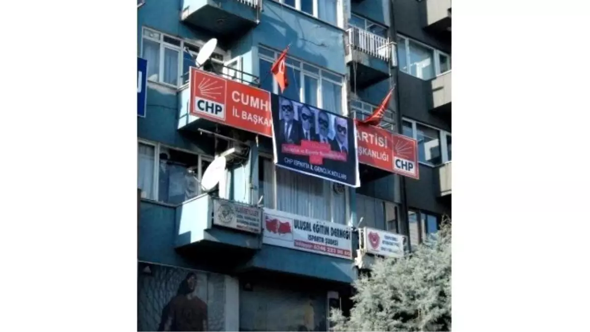 CHP Binasına Asılan Pankart, Savcılık Talimatıyla İndirildi