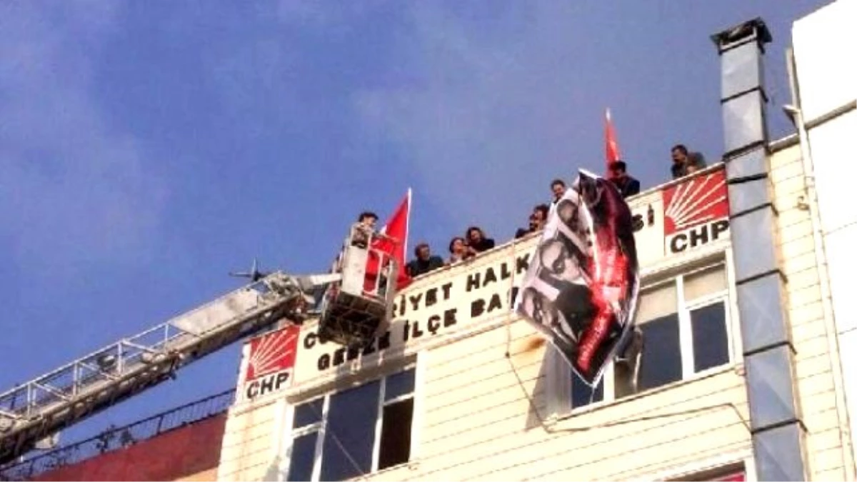 CHP İlçe Binasına Asılan Pankart İndirildi