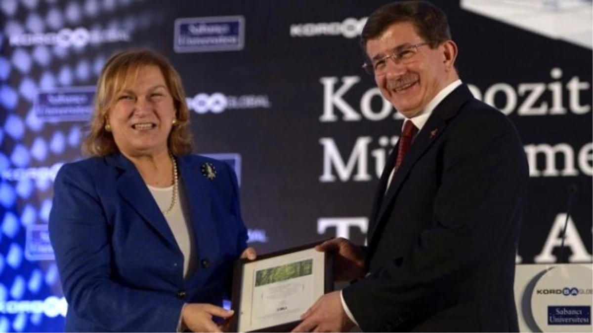 Davutoğlu\'nun Koyduğu Plaket Yasağı İlk Kendisine Uygulandı