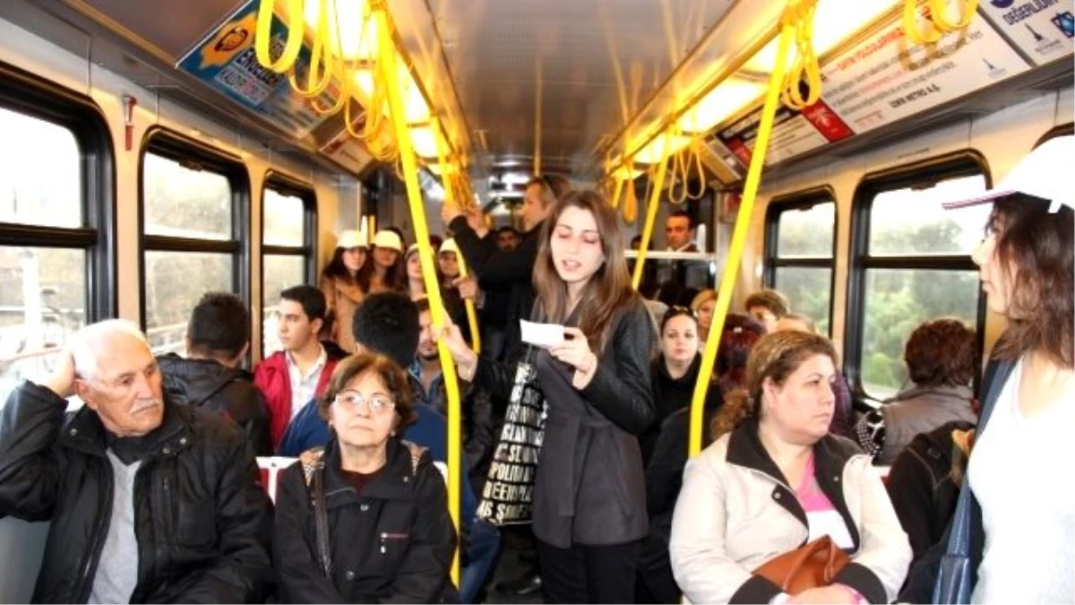 Egeli Öğrenciler Metroda Yaşlılara Yer Verdi