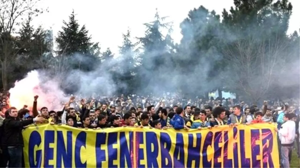 Fenerbahçeli Taraftarlar Birbirlerini Bıçakladı