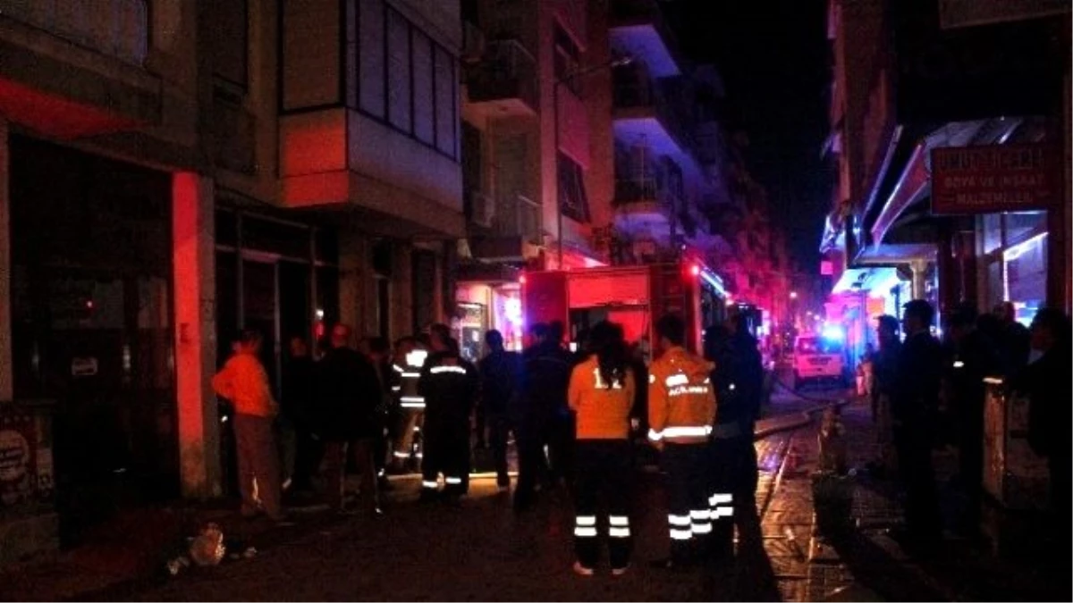 İzmir\'de 4 Katlı Binanın, Alt Katında Çıkan Yangında 1 Kişi Öldü