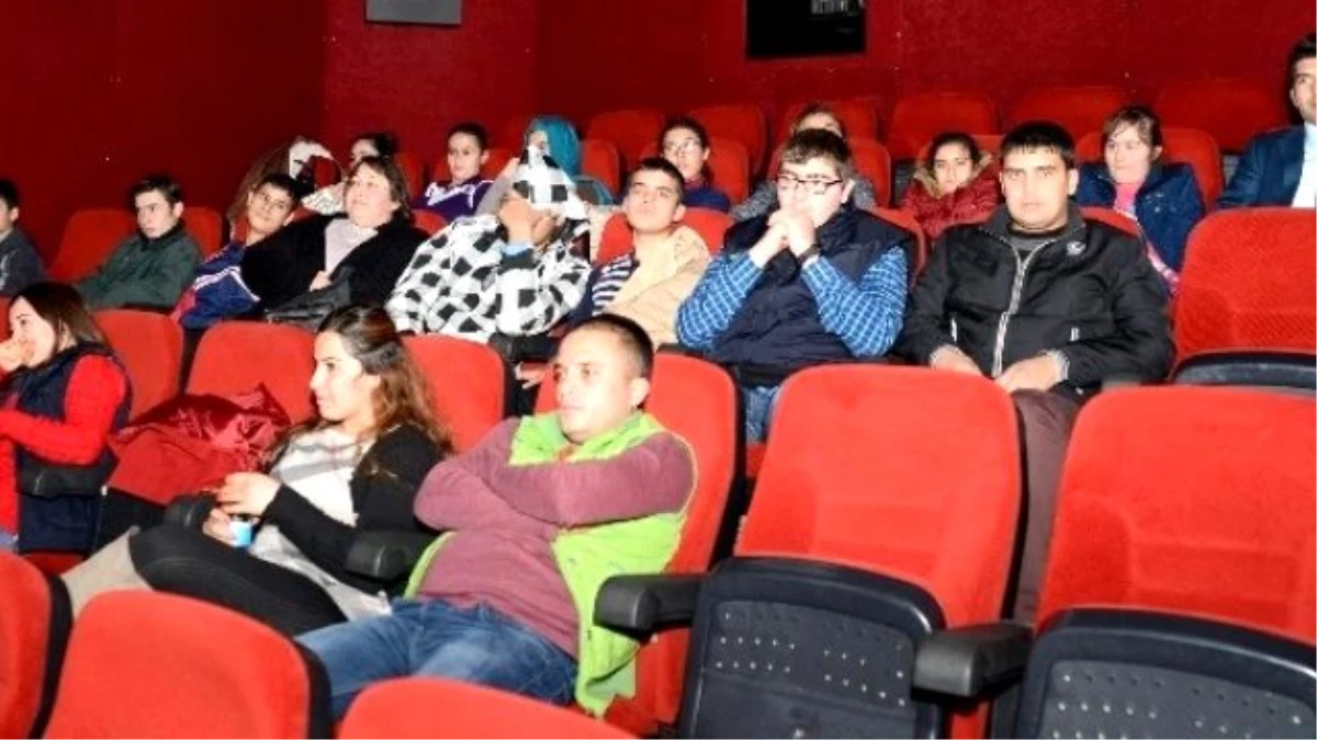 Özel Öğrencilere Başkan Çetinkaya Sinema Bileti Hediye Etti