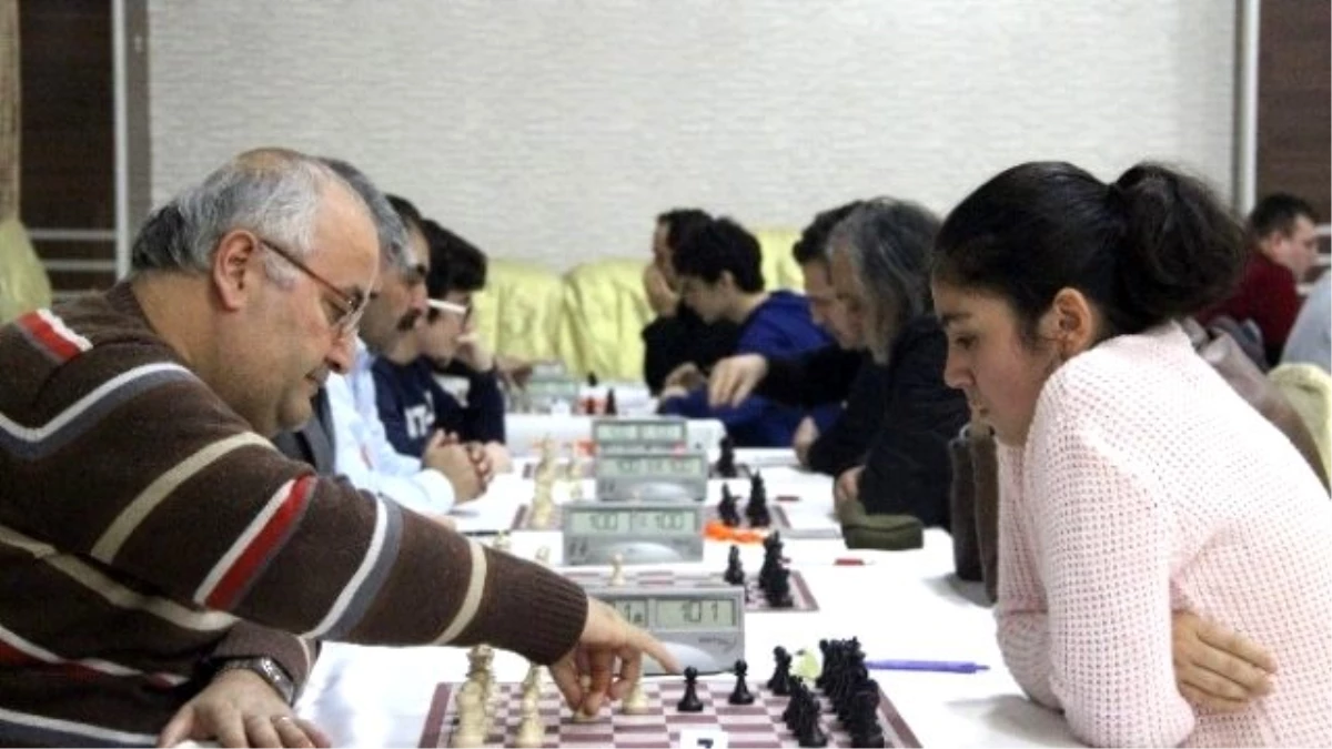 Samsun\'da Ödüllü Satranç Turnuvası