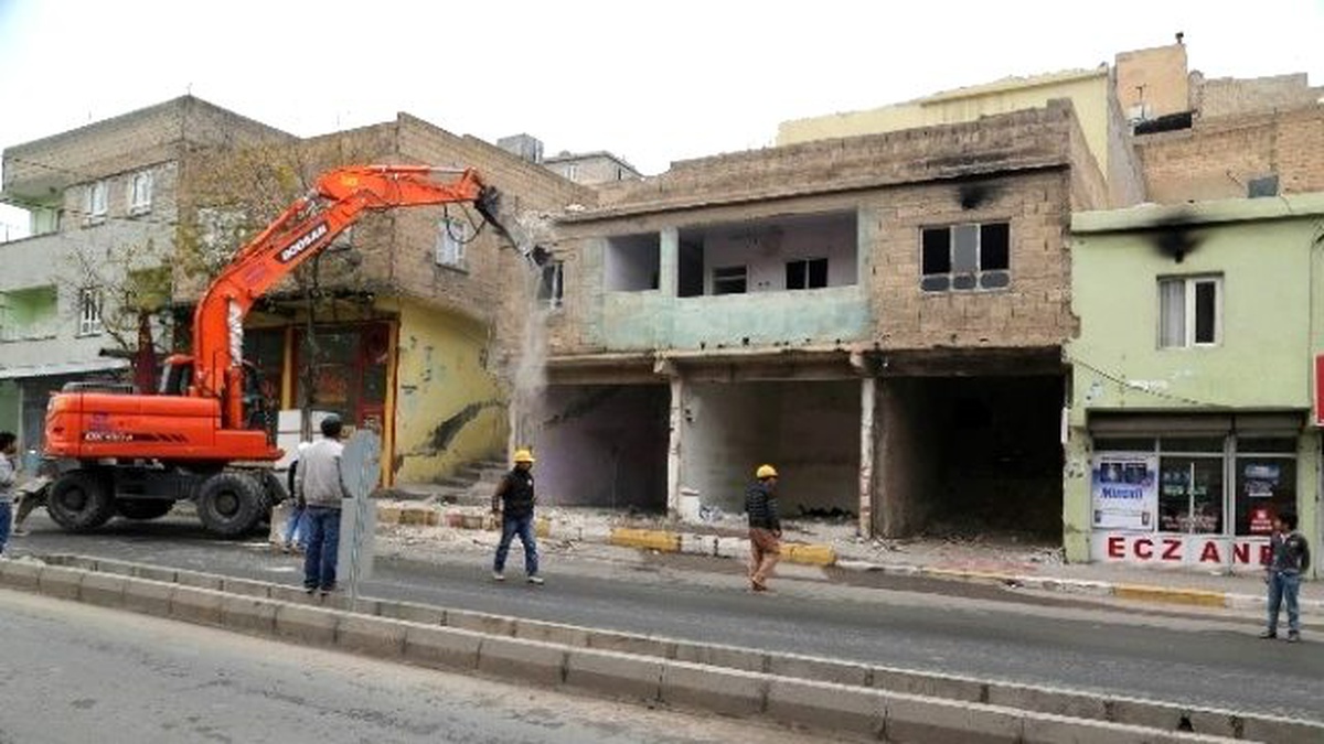 Tarihi Kalenin Çevresindeki Yapıların Yıkımına Başlandı
