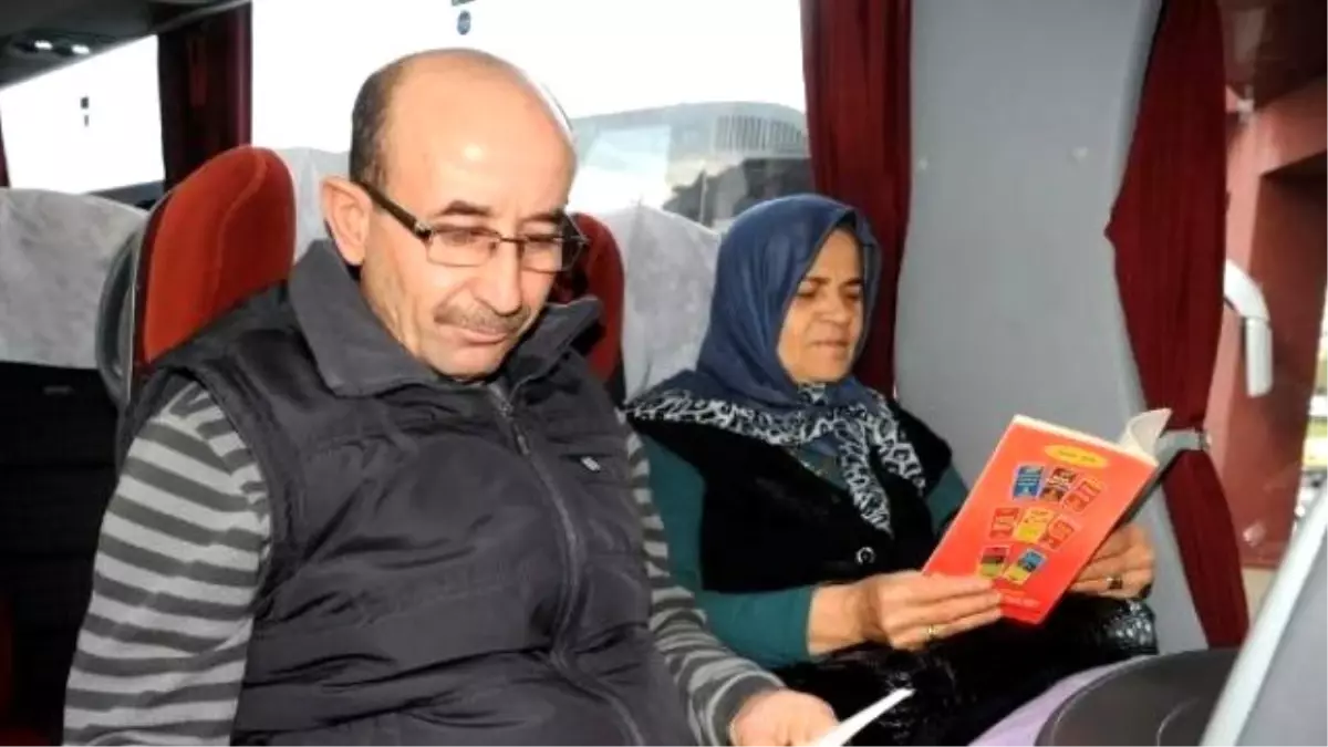 Tokat\'ta Otobüs Yolcularına Kitap Hediye Edildi