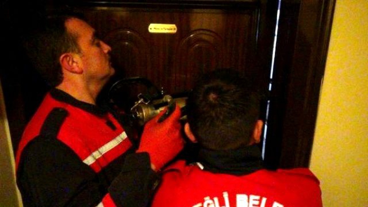 Yataktan Düşüp Yaralanan Yaşlı Kadının Kilitli Kapısını İtfaiye Açtı