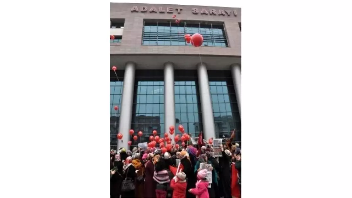 Adliye Önünde Balonlu Protesto