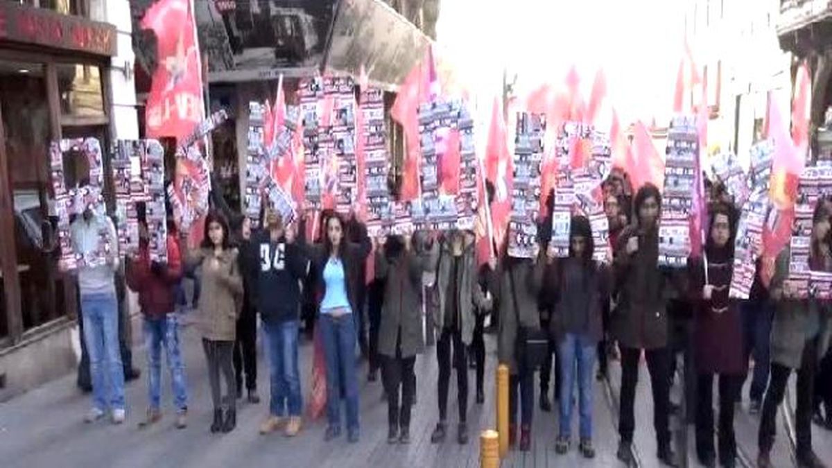 Beyoğlu\'nda \'Başkaldırıyoruz\' Yürüyüşü