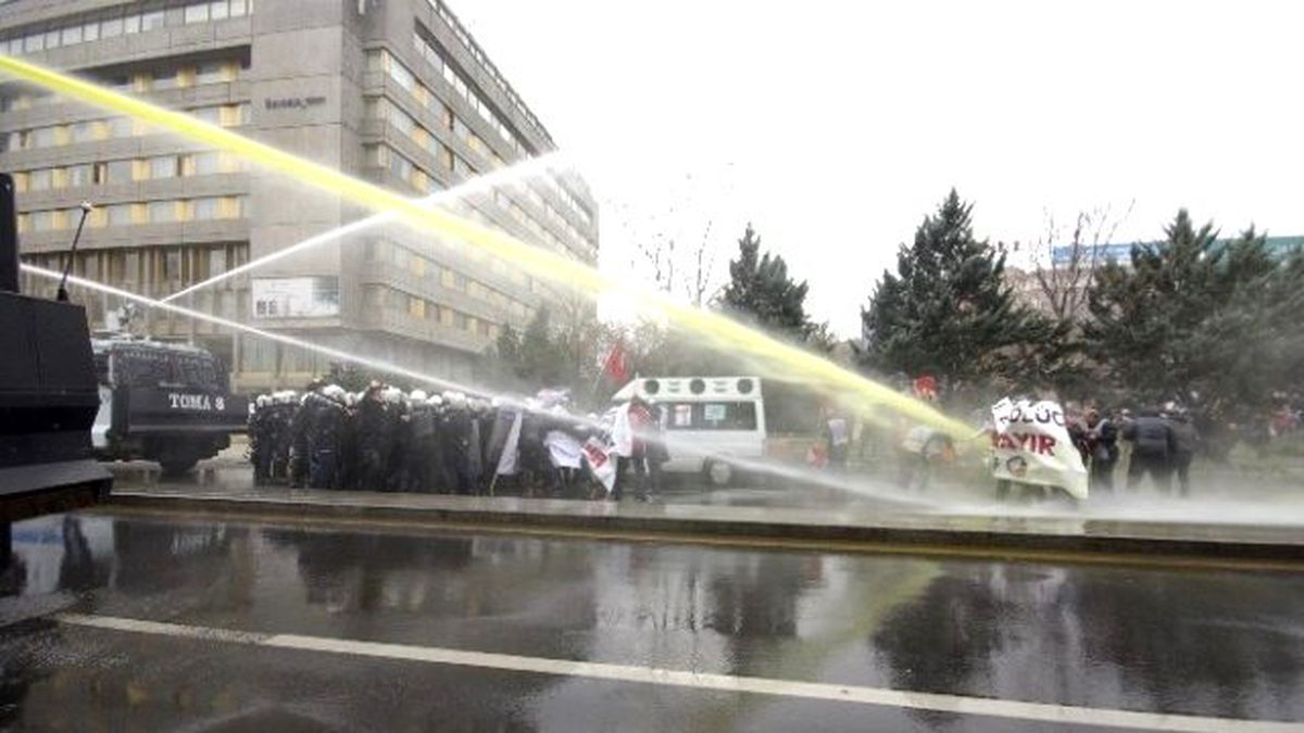 Eğitim-İş\'in Eylemine Biber Gazlı ve Toma\'lı Müdahale