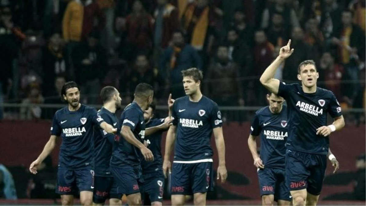 Galatasaray, Maçın İlk Yarısında Mersin İdmanyurdu\'na 2-1 Yenik