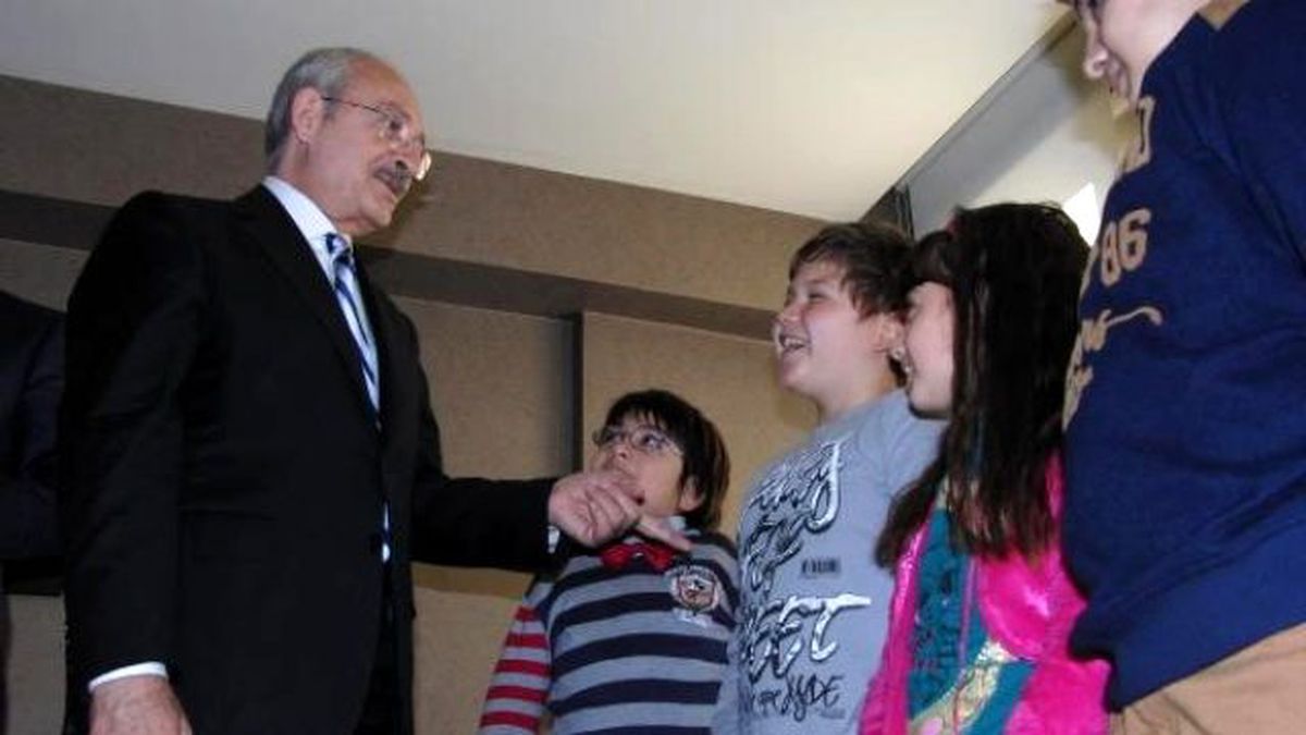 Kılıçdaroğlu İzmir\'de Fidan Dağıttı (2)