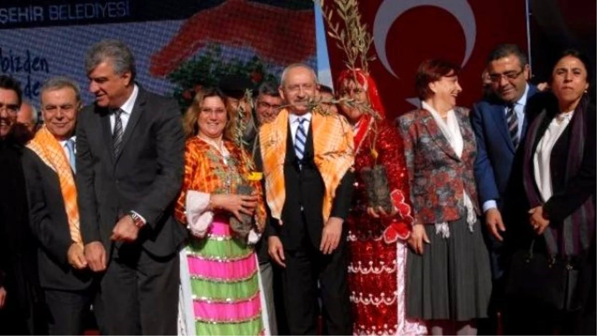 Kılıçdaroğlu İzmir\'de Fidan Dağıttı