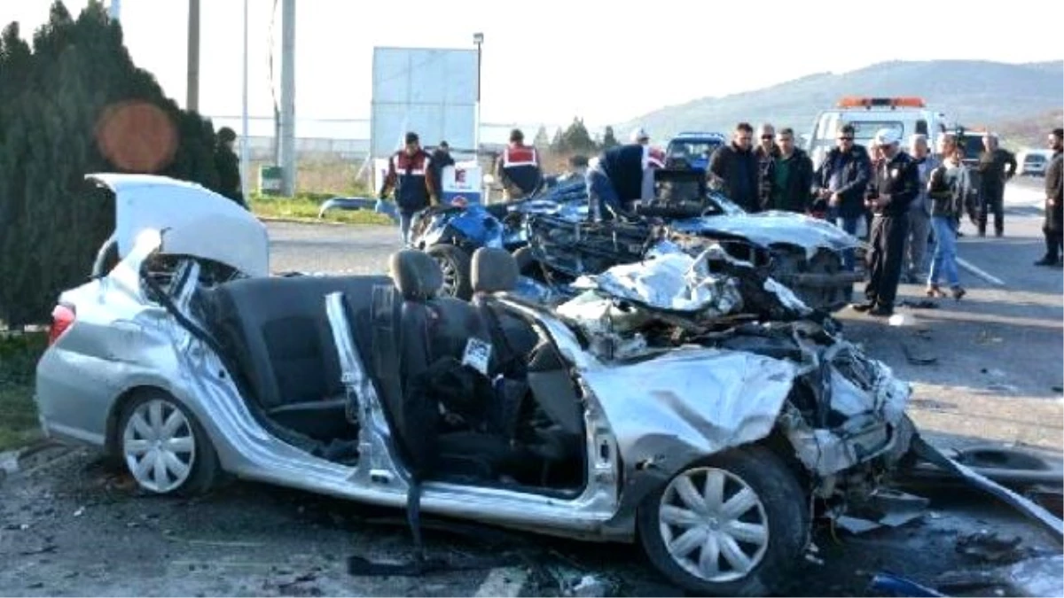 Lastiği Patlayan Otomobil Karşı Şeride Geçti: 6 Ölü, 1 Yaralı