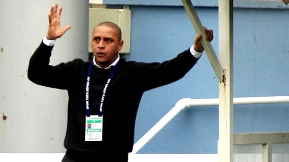 Roberto Carlos, Yedek Kulübesinin Camını Yumrukladı