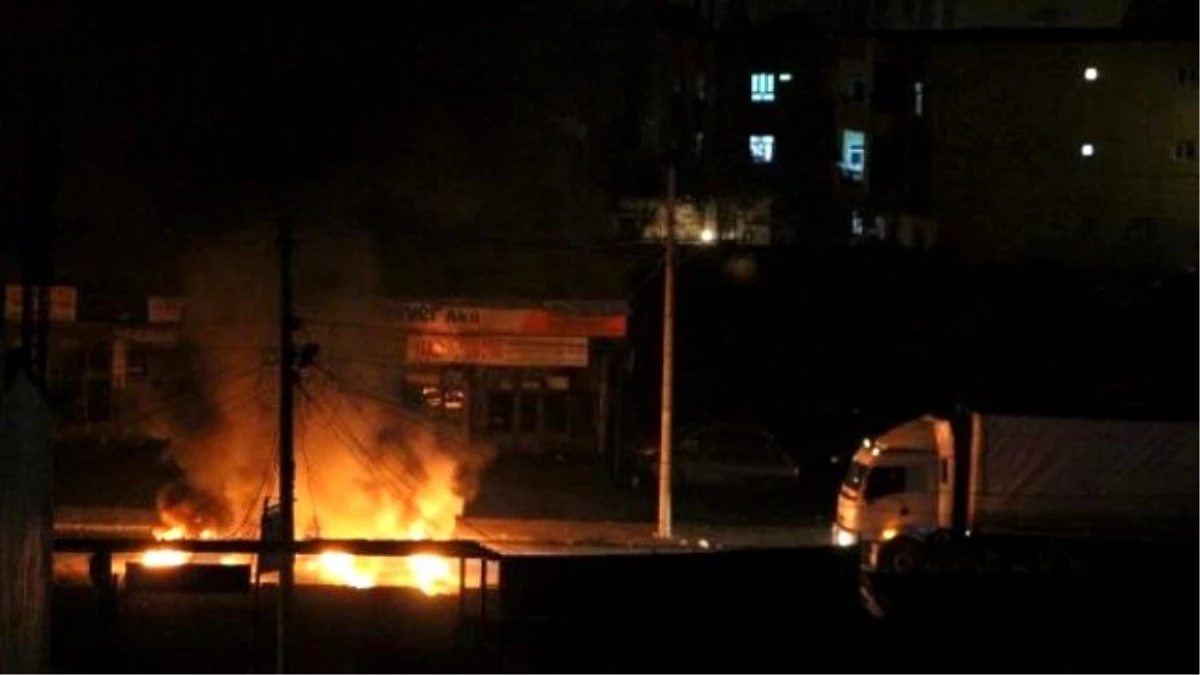 Silopi\'de Yol Kesen PKK\'lı Gruba Müdahale Eden Polislere Molotof ve Ses Bombası