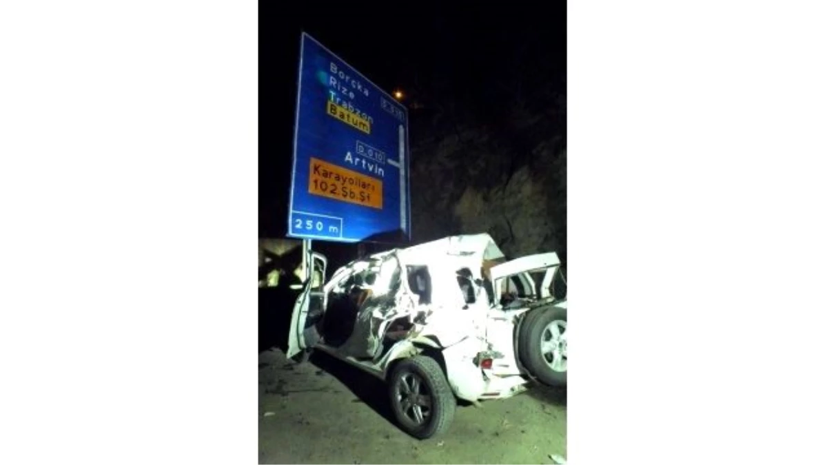 Artvin\'de Trafik Kazası: 2 Ölü