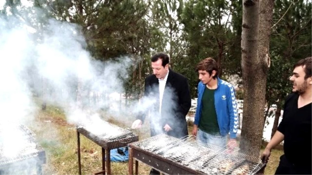 Başkan Tok, Gençlere Balık Pişirmeyi Öğretti