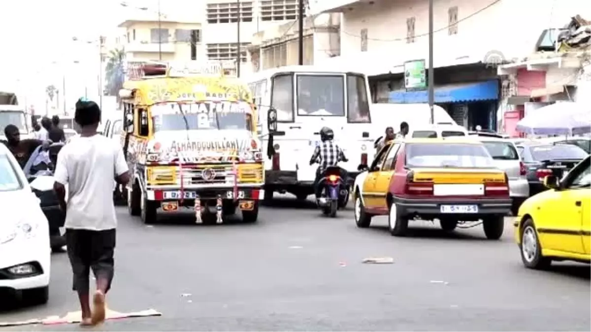 Dakar\'ın Sembolü Minibüsler