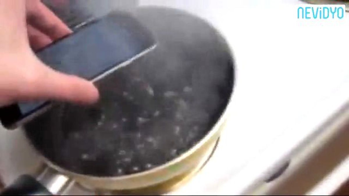 İphone 6 Kaynayan Kolanın İçine Atılırsa...