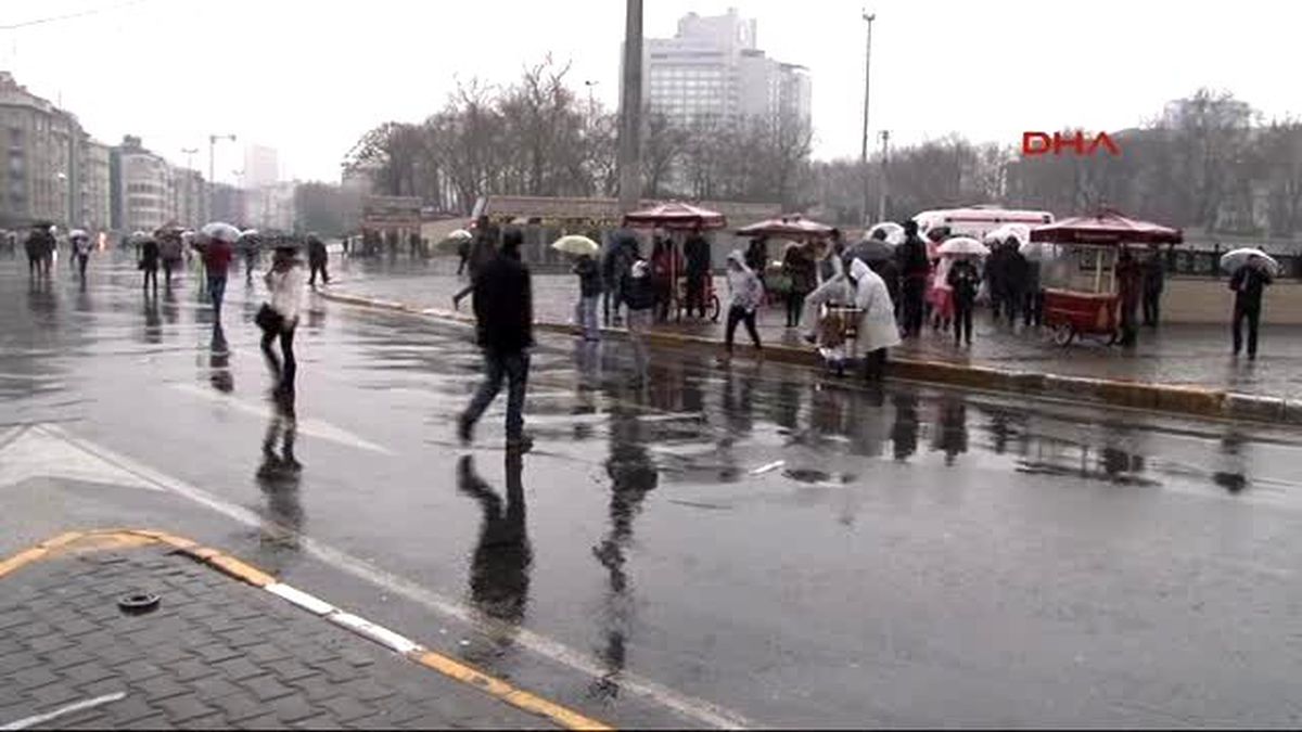 İstanbul\'da Yağmur Etkili Oluyor...