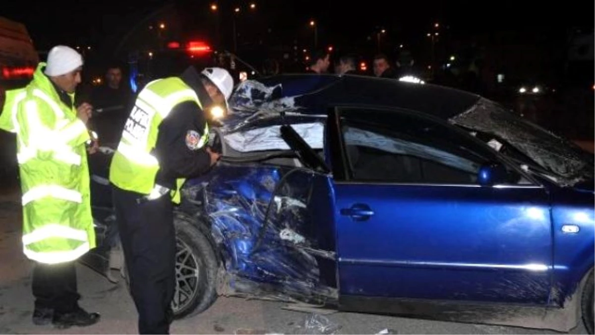 Kırıkkale\'de Otomobil Temizlik Aracına Çarptı: 2\'si Ağır, 5 Yaralı