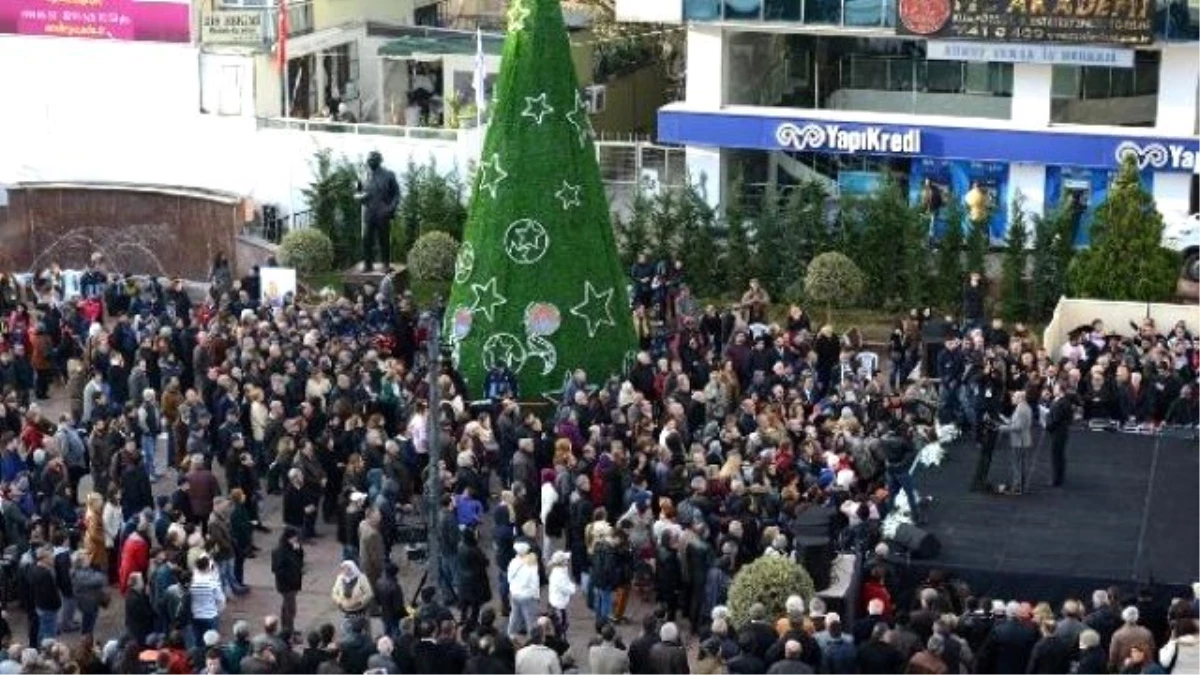 Maltepe Belediye Başkanı İnanç Önderleriyle Noel Ağacı Dikti