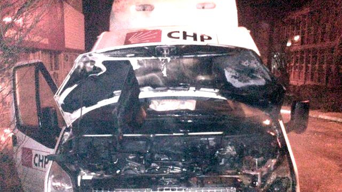 Molotof Yasasına Karşı Çıkan CHP\'nin Aracına Molotof Attılar