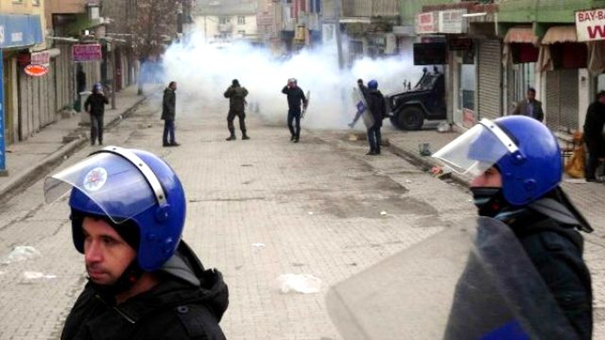 Doğubayazıt\'ta \'Tarihi Geçmiş\' Gaz Bombası 4 Kişiyi Hastanelik Etti