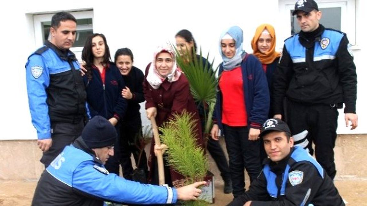 Polisler Öğrencilerle Beraber Fidan Dikti