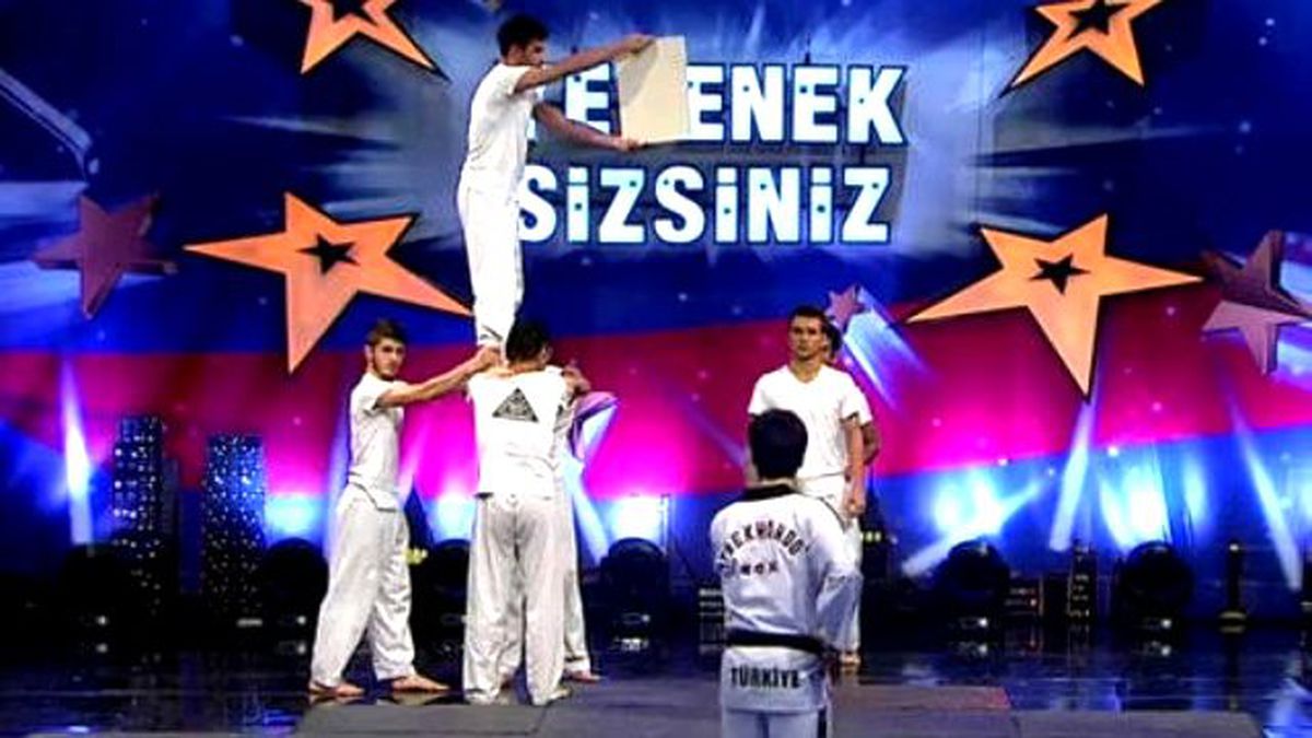 Serhat Etli Tekvando Grubu\'nun Akrobasi Gösterisi