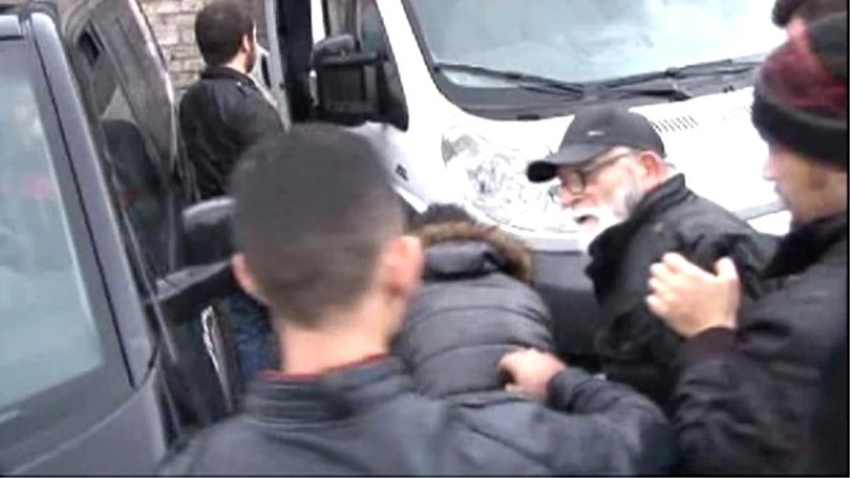 Taksim\'de Eylem Yapmak İsteyen Gruptan 2 Kişiye Gözaltı