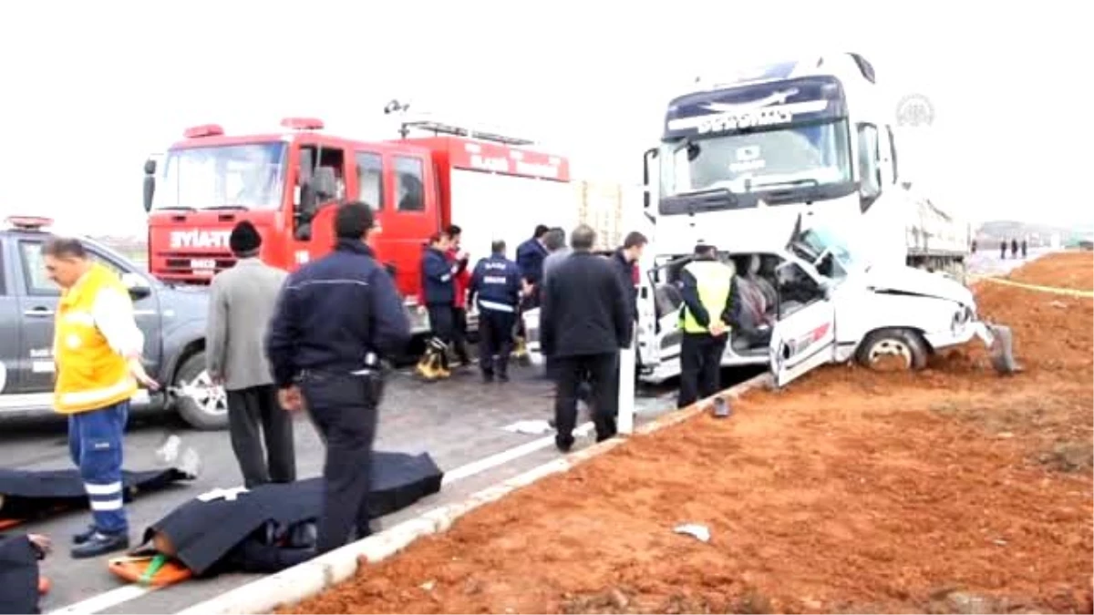 Elazığ\'da TIR ile Kamyonet Çarpıştı: 4 ölü