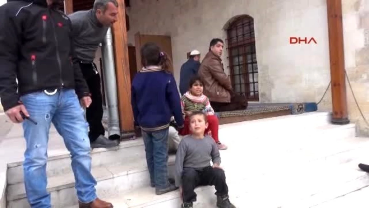 Adana Polisten Kaçan Suriyeli Dilenci Çocuklar Camiye Sığındı
