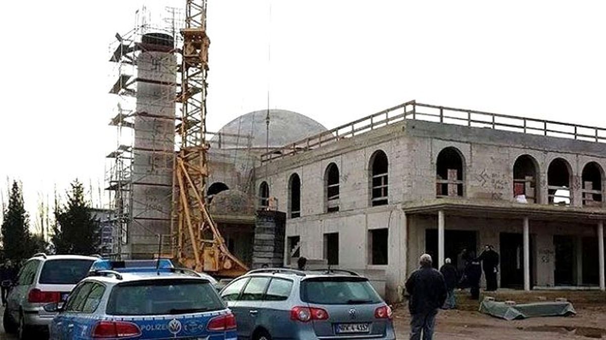 Almanya\'da İnşaat Halindeki Camiye Irkçı Saldırı