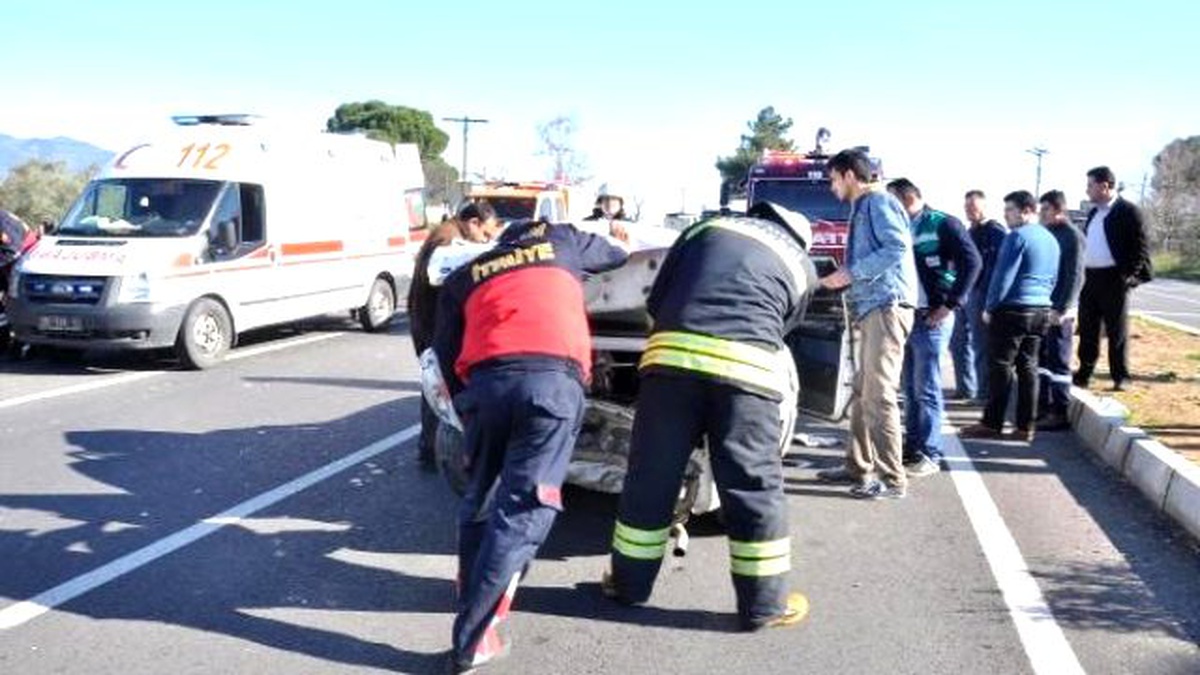 Efeler\'de Aynı Yönde İki Otomobil Çarpıştı: 5 Yaralı