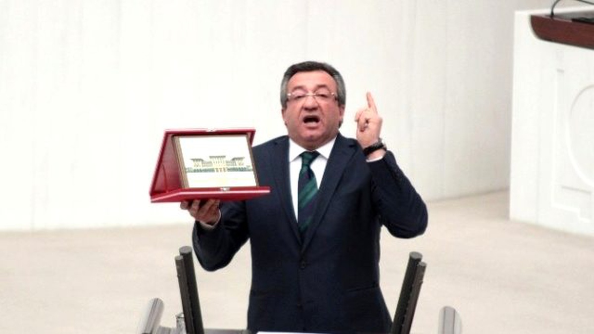 CHP\'li Atay, Hükumet Sıralarının Önüne 35 Liralık Plaket Bıraktı
