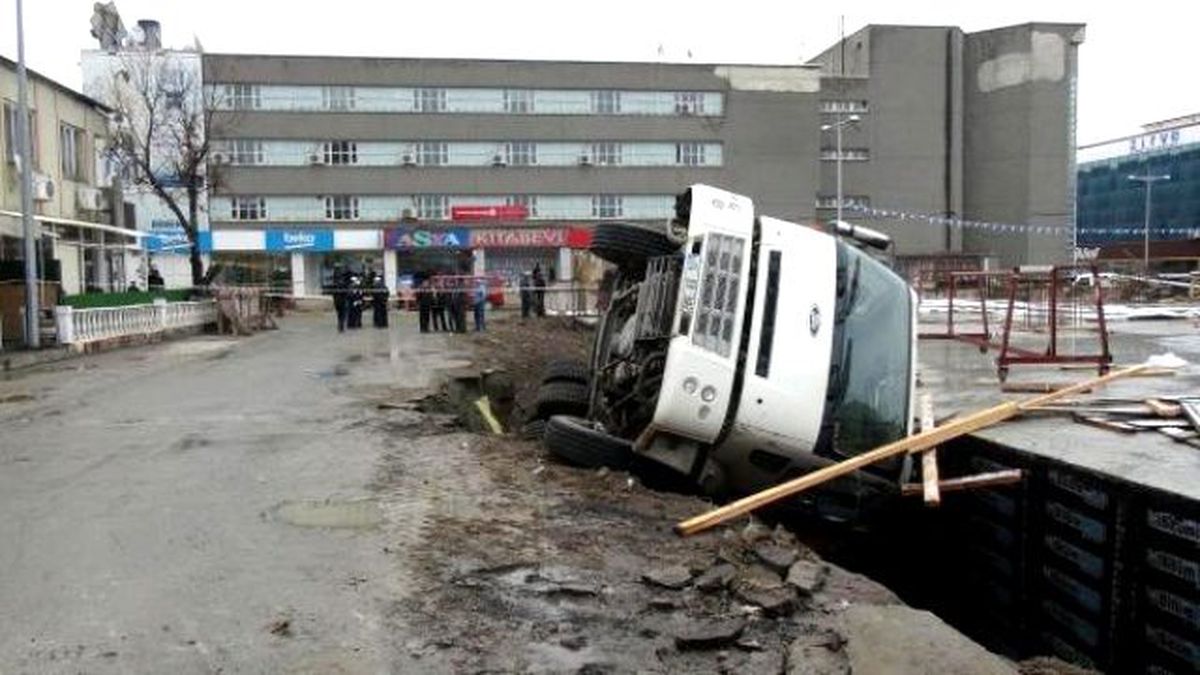 Erzincan\'da Devrilen Kamyon Doğal Gaz Borusunu Patlattı