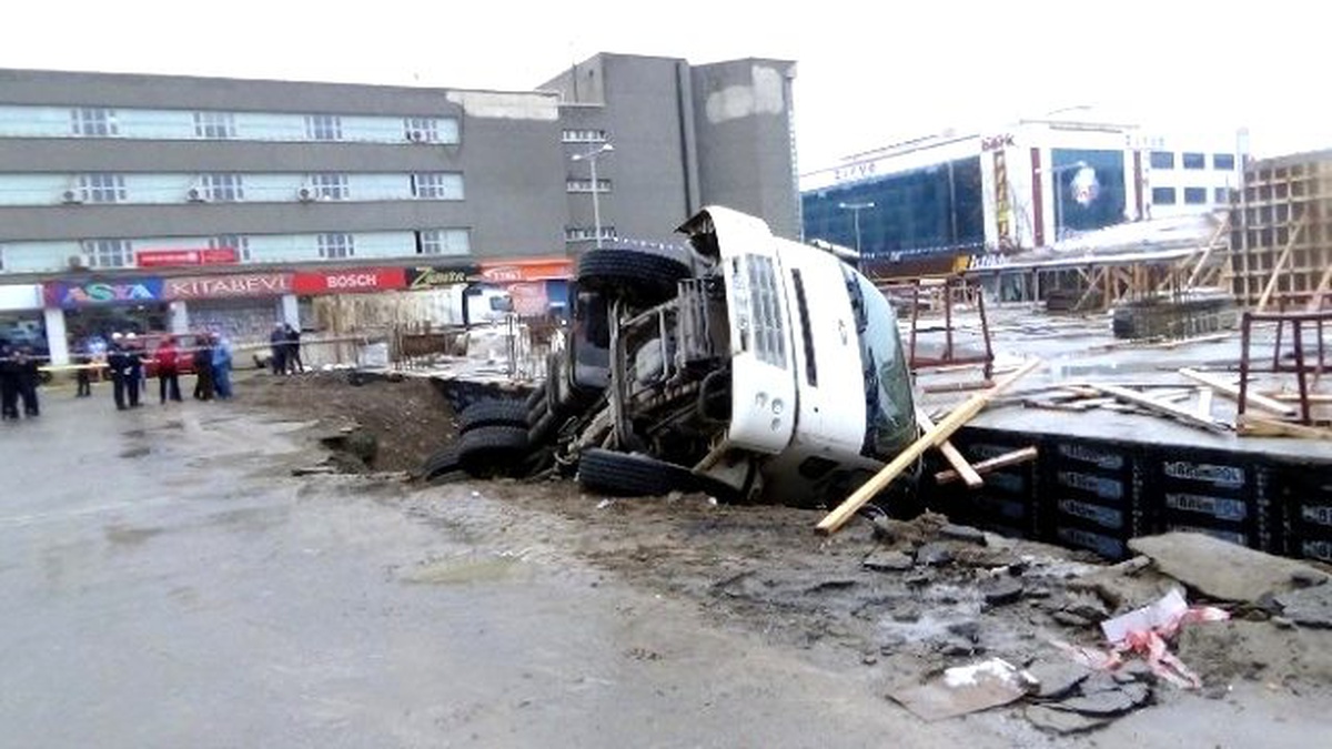 Erzincan\'da Kum Yüklü Kamyon Doğalgaz Borusunu Patlattı