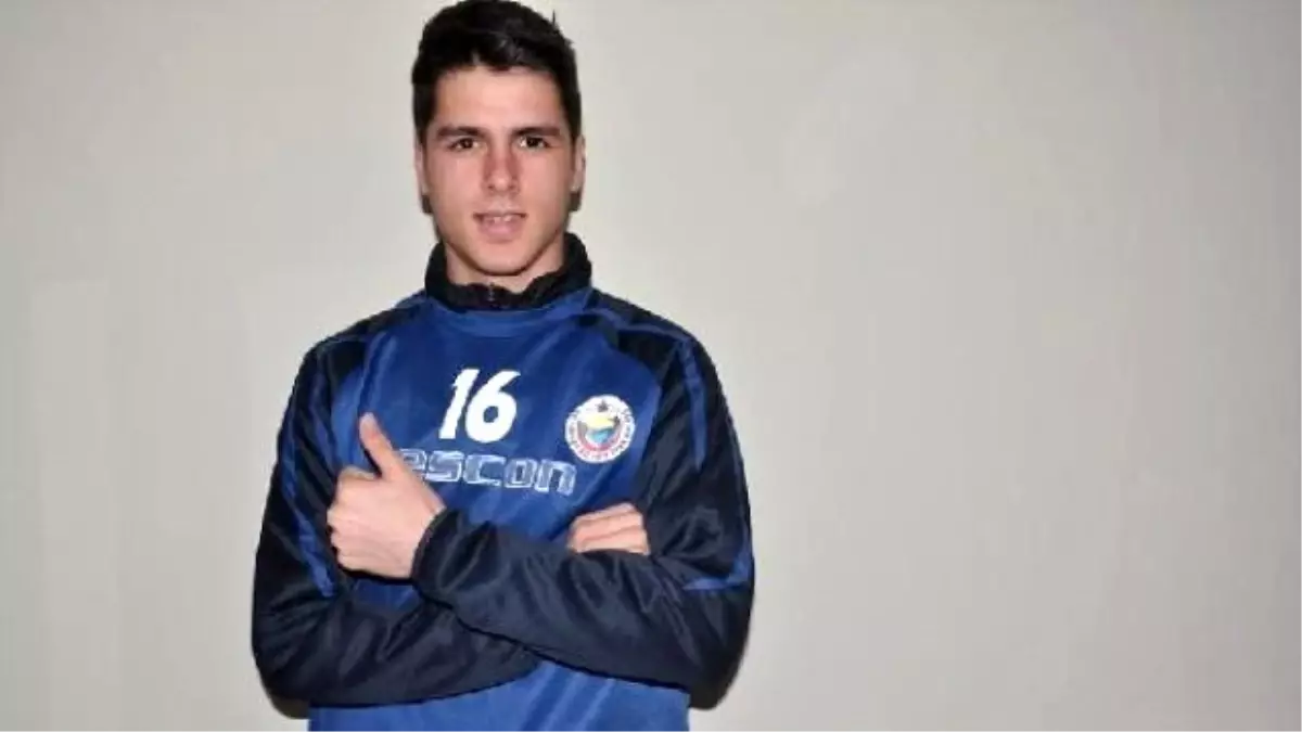 Kafasını Duvara Çarpan Futbolcu Ağır Yaralandı