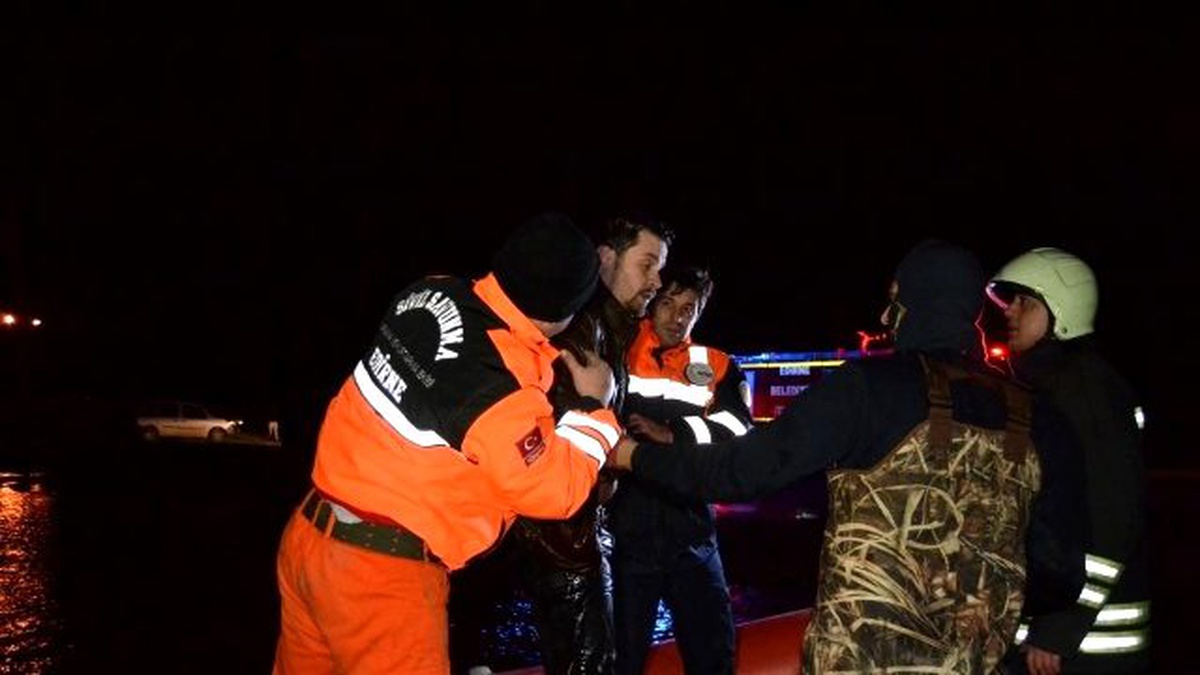Nehir Sularından, Ağaç Dallarına Tutunarak Kurtuldu