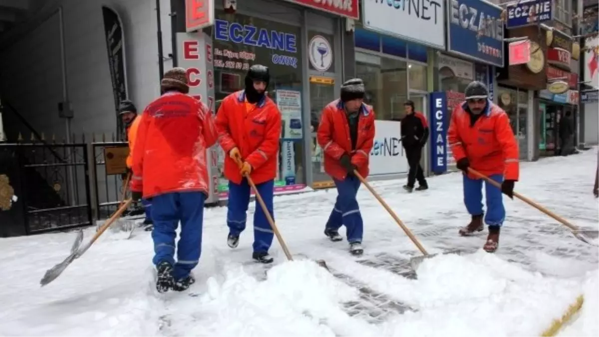 Nevşehir Belediyesi Ekipleri Kar Mücadelesinde