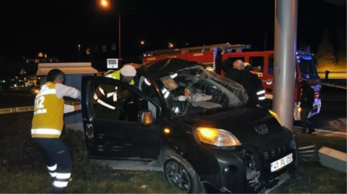 Reklam Panosuna Çarpan Araçta Bulunan Kişi Hayatını Kaybetti