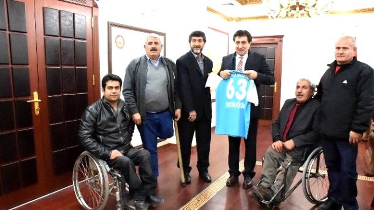 Vali Küçük\'e Forma Hediye Ettiler