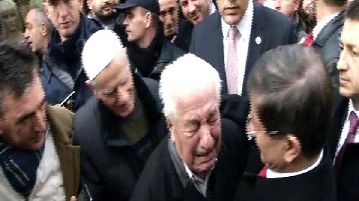 Yaşlı Adam, Davutoğlu\'na Sarılıp Hüngür Hüngür Ağladı