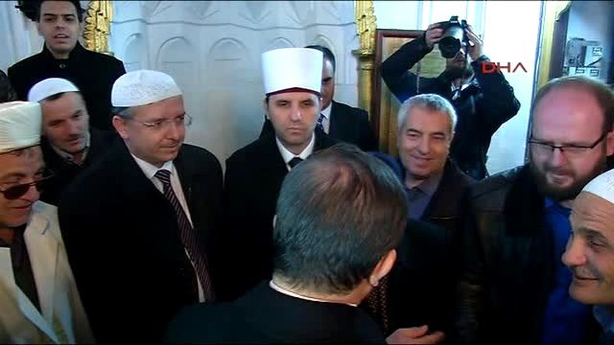 Başbakan Davutoğlu\'na Sarılıp Hüngür Hüngür Ağladı